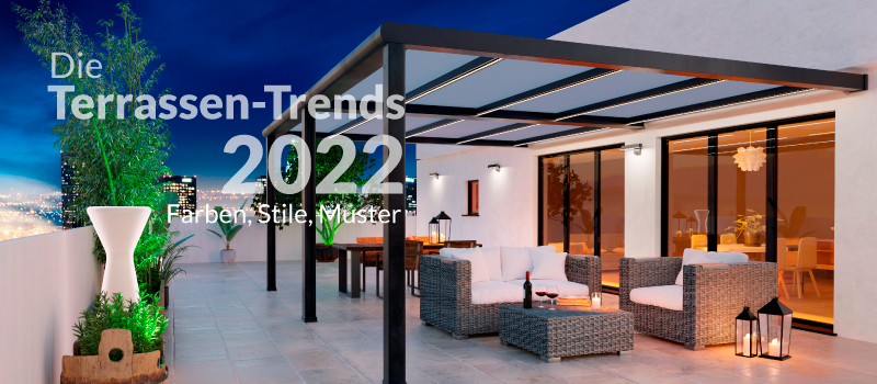 Terrassentrends 2022, Farben, Stile, Muster. Terrassendach und gemütlich beleuchtete Terrasse